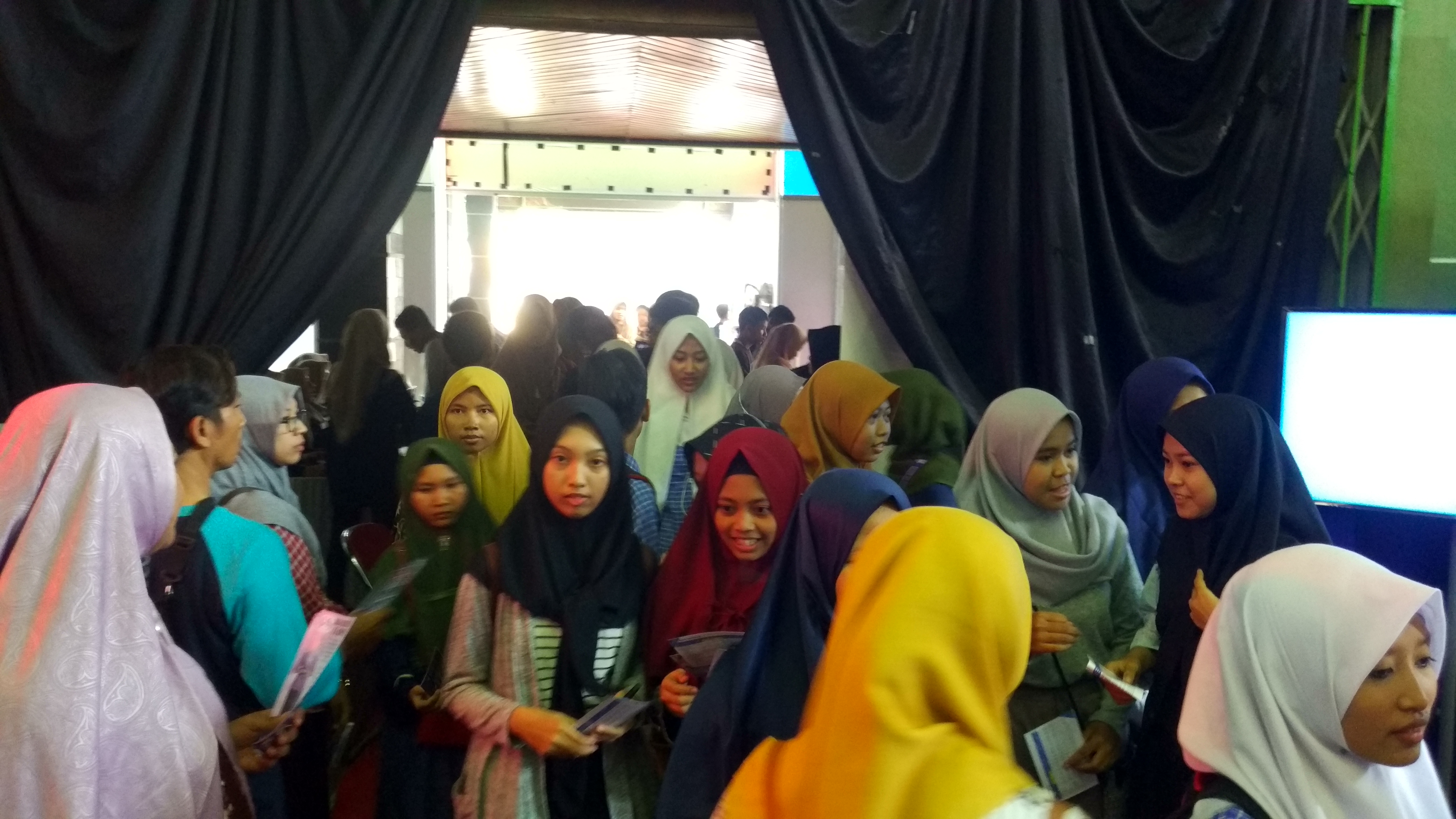 Siswa-siswi SMK Islam Manba'ul Ulum Kunjungi University Expo Jepara 2020
